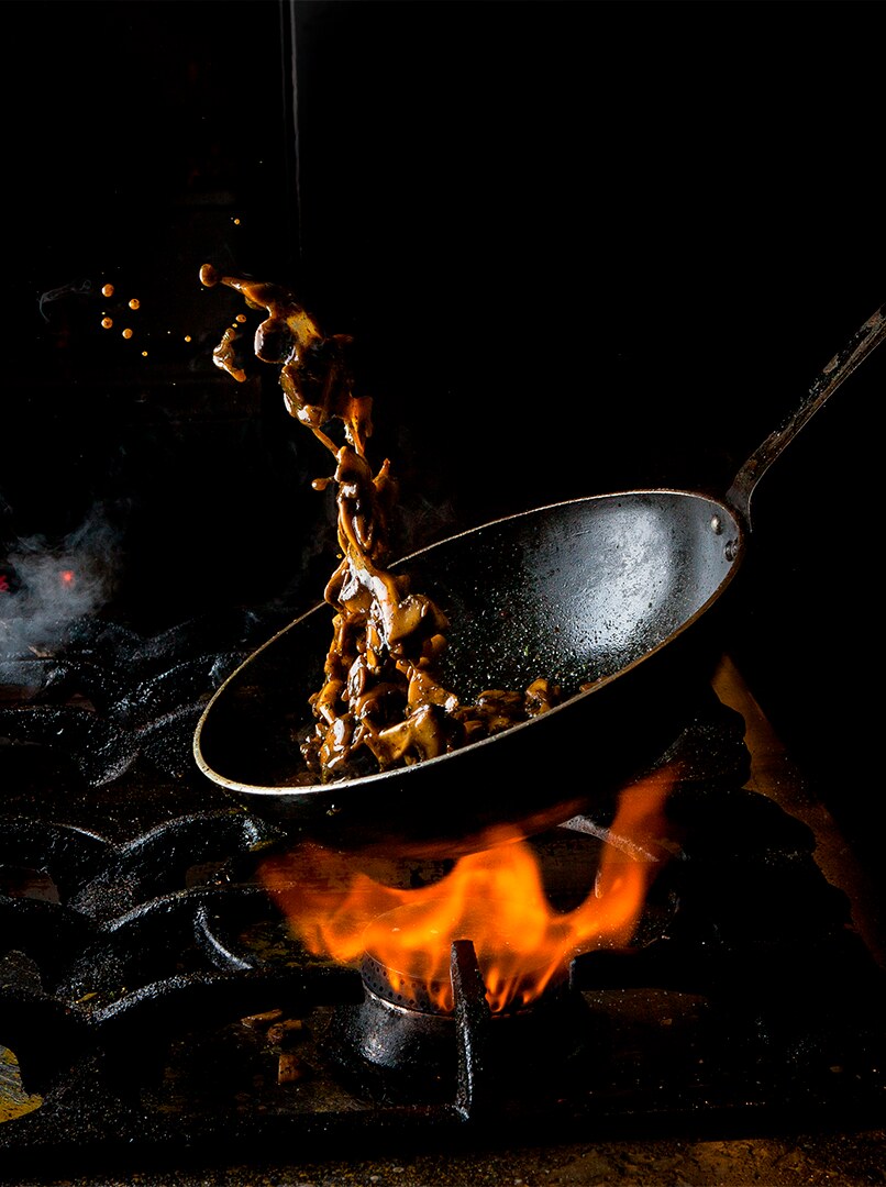 Frigideira no fogo em cozinha profissional